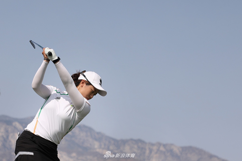 叶雷在赛场边认真思考击球策略，年轻的脸庞上透露着大学生球员特有的专注与求知欲。