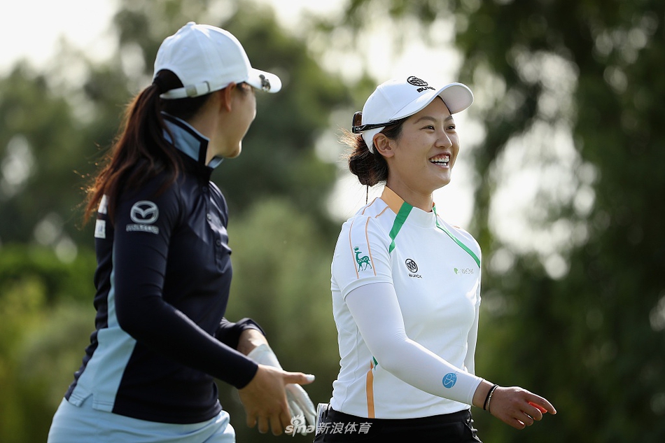 林希妤在球道上沉着挥杆，身姿挺拔，新更换的铁杆帮助她在大满贯赛场上挑战自我。