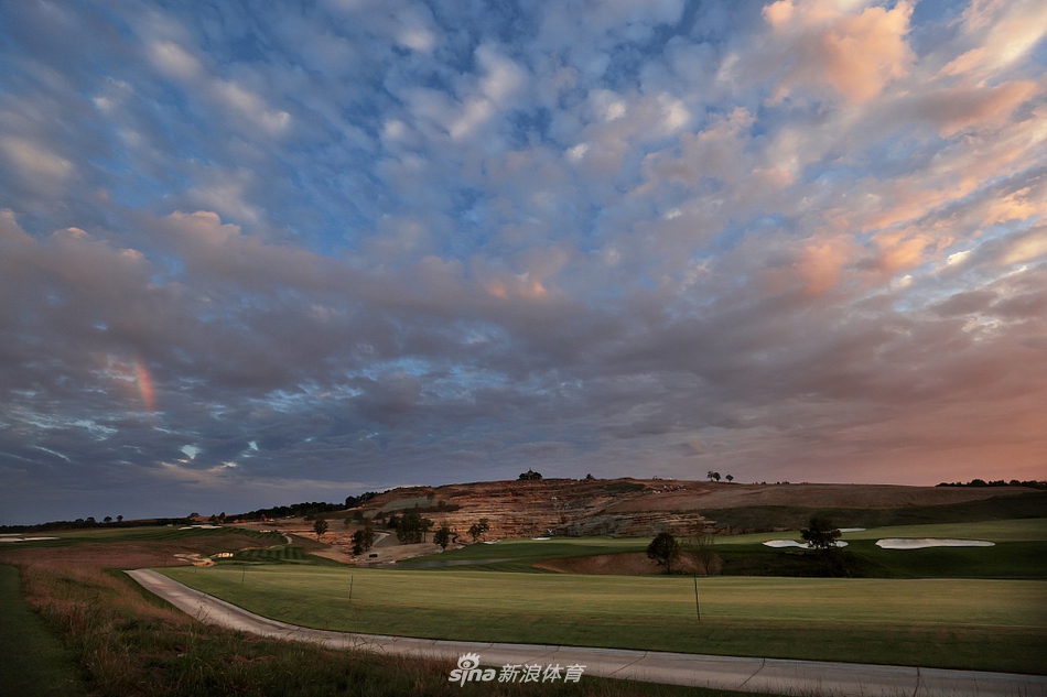 黄昏时分，金色的余晖笼罩着整个山谷，为球场披上一层静谧而辉煌的外衣。