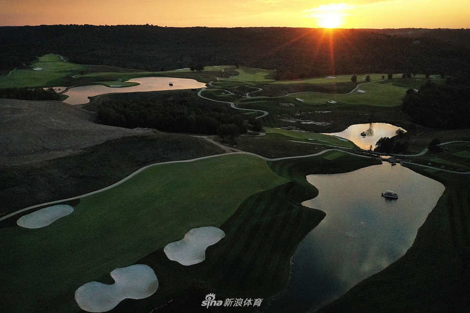 从高空俯瞰，球场像一幅镶嵌在森林与山谷中的绿色织锦，球道线条流畅而富有艺术感。