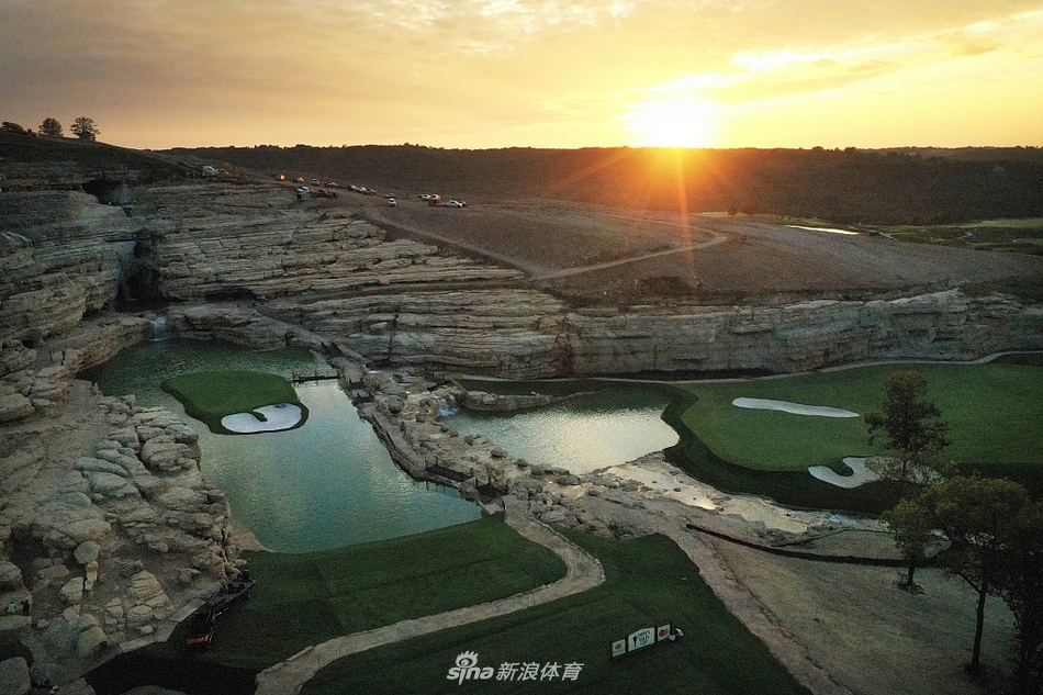 佩恩山谷球场宽阔的发球台与球道，在晨光中延伸向远方的山谷，展现了伍兹设计中拥抱自然的宏大气魄。
