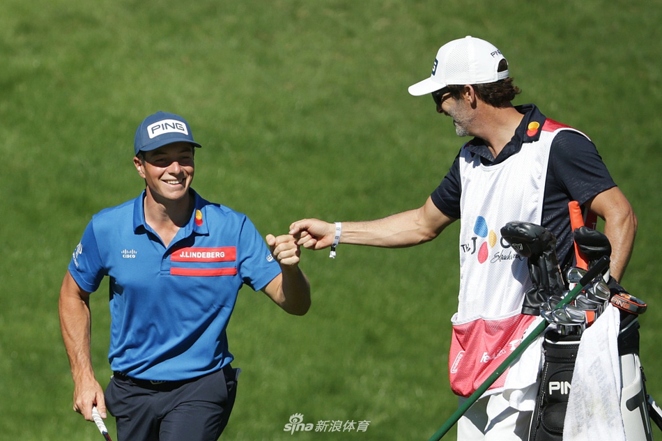 帕特里克·坎特利在湖畔长草中冷静击球，水面倒映着天空与他的身影，画面宁静而充满张力。