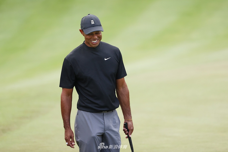 球道之上，伍兹与球童乔·拉卡瓦并肩而行，两人正进行着严肃的战术交流。