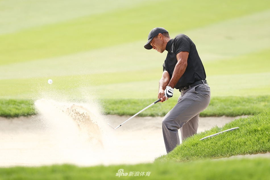 一轮比赛结束，伍兹走向计分处，背景是暮色中的高尔夫球场，他的身影显得有些孤独但依然挺拔。