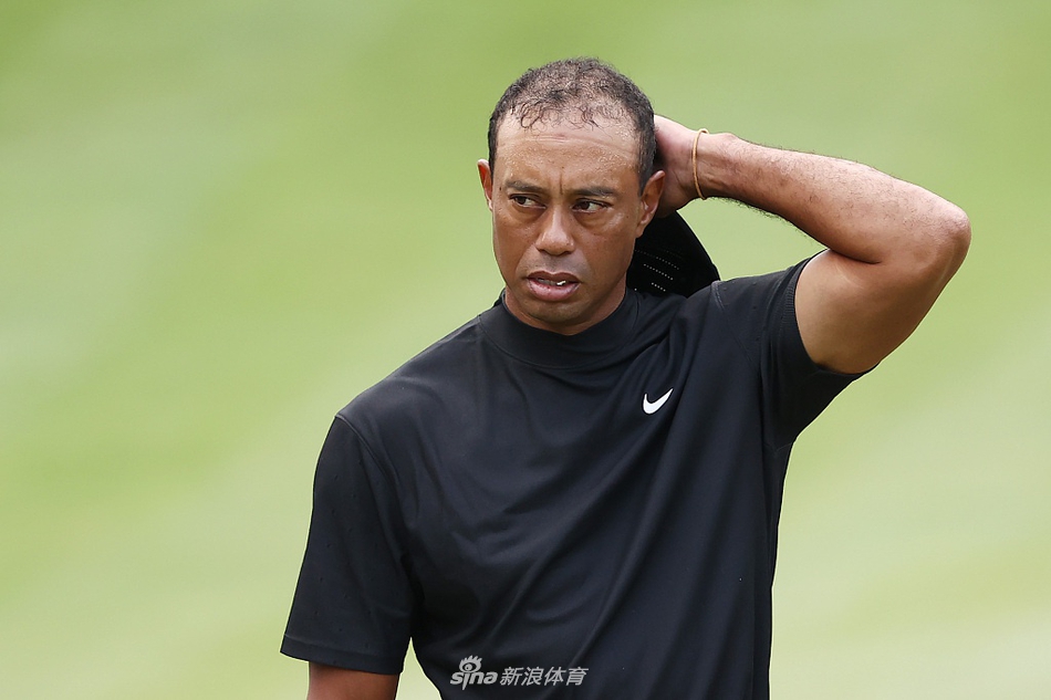 伍兹在长草中艰难寻找球位，他弯腰屈膝，专注地评估下一杆的击球策略。