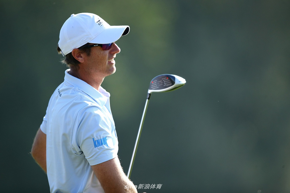 夕阳西下，球员在金黄的光晕中走过球场，长长的影子投射在草地上，充满宁静而诗意的氛围。