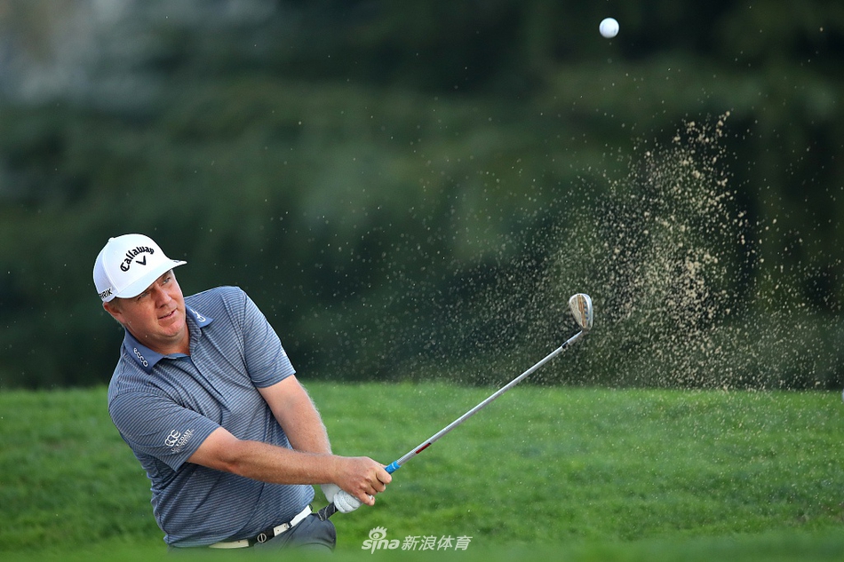 麦克高文在第十八洞果岭推出致胜一杆，身体舒展，目光如炬，全场观众屏息凝神。