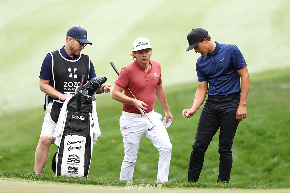 夕阳下，夺冠后的坎特利独自漫步球道，身影与球场融为一体，平静而满足