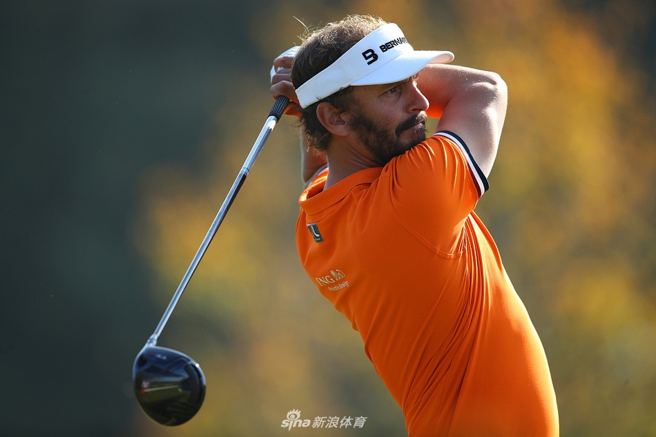 朱斯特-劳腾在果岭边细致观察推杆线路，手指向洞口，神情专注如一名 strategist。