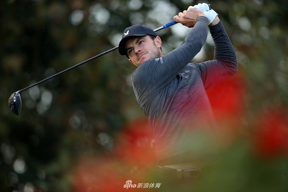 马丁-凯梅尔在沙坑中救球，沙粒飞溅，展现了他精湛的短杆技术与临危不乱的大将风范。