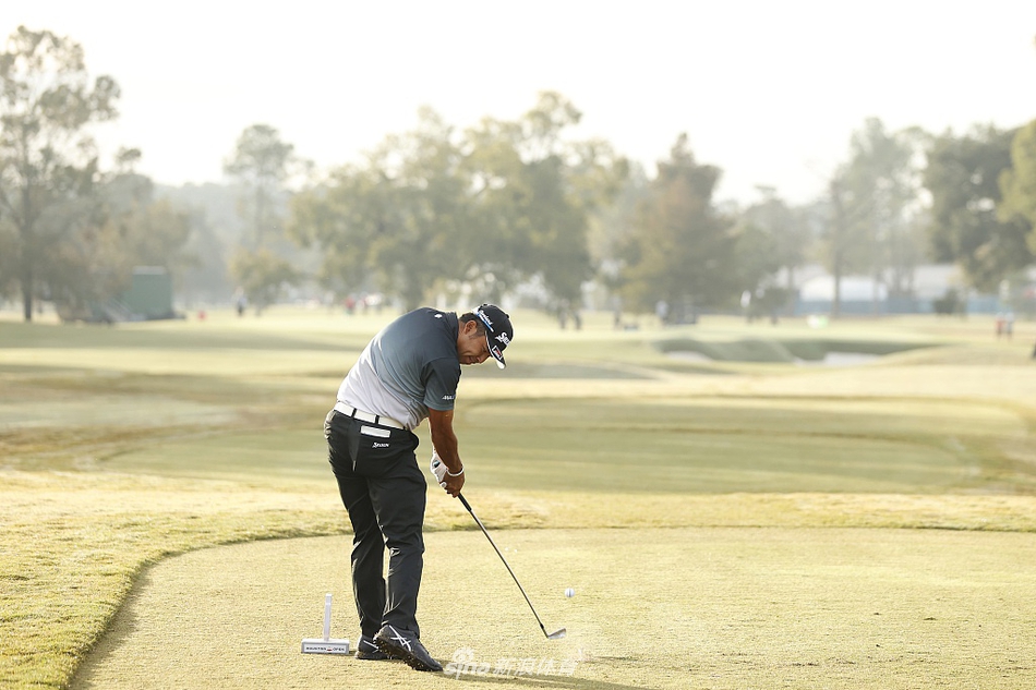 乔丹·斯皮思在果岭边复杂地形中谨慎切杆,凝重的表情透露出他正在努力应对比赛中的挑战。