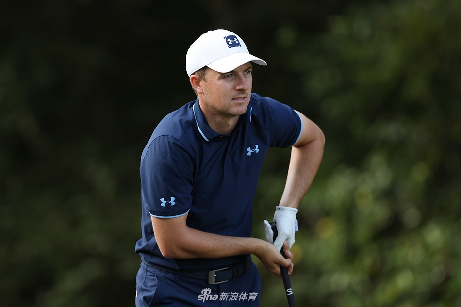 纪念公园球场全景,绿意盎然的球道与碧水蓝天相映成趣,勾勒出一幅宁静而充满挑战的高尔夫画卷。