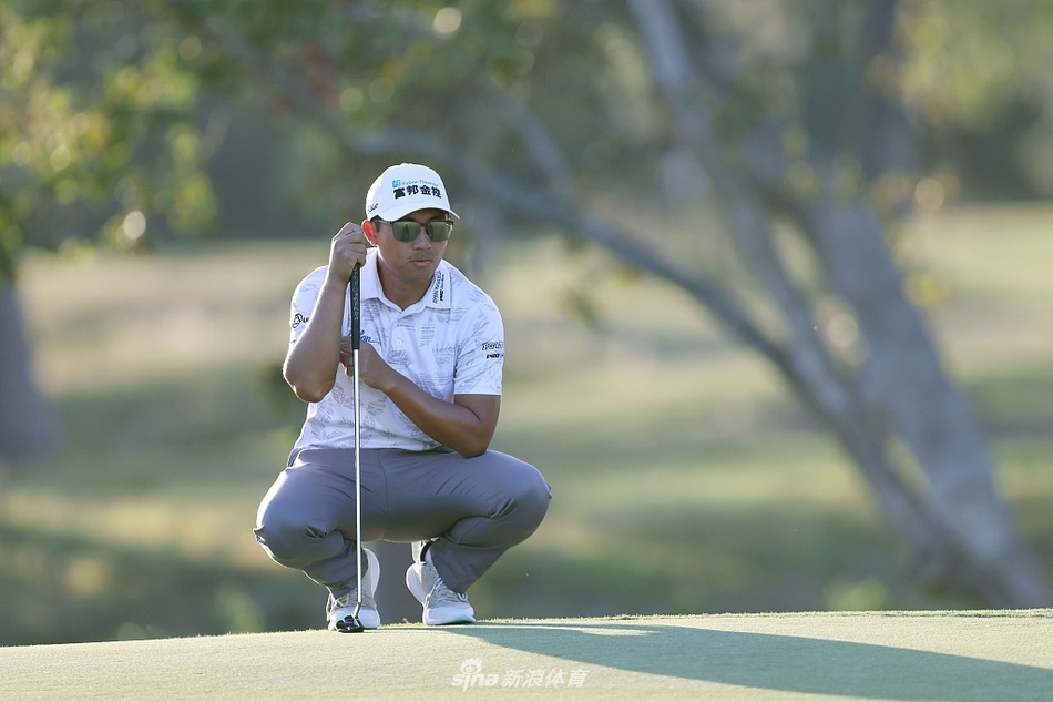 张新军开球后凝望球道，休斯敦开阔的天空下是巨大的赛场挑战