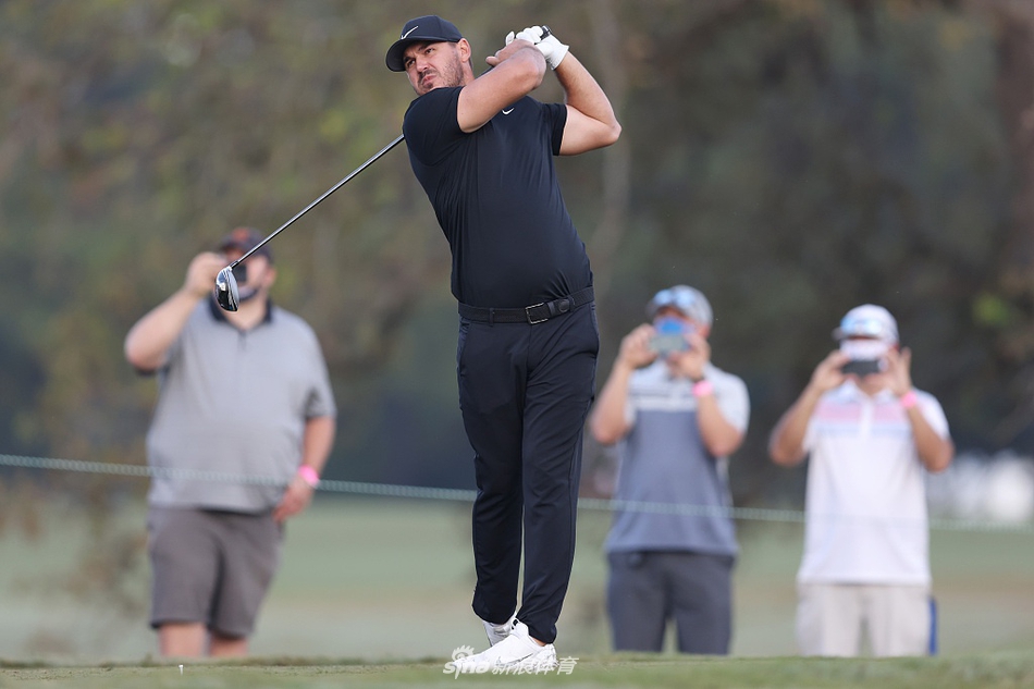 布鲁克斯·科普卡在长草中观察球位,表情专注坚毅,展现了顶尖球员面对挑战时的冷静判断。