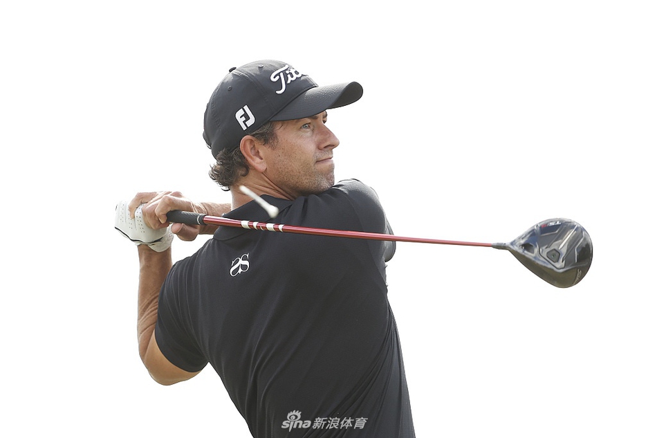 简森·戴伊在球道沙坑中奋力救球,沙粒飞扬,彰显了球员在逆境中拼搏的斗志。