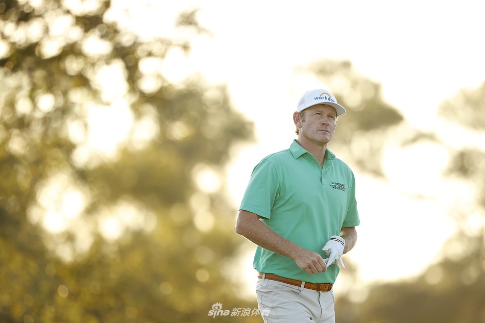 布兰德·斯内德克尔在纪念公园球场果岭上专注观察推杆线路,神情冷静,展现出领先者的沉稳风范。