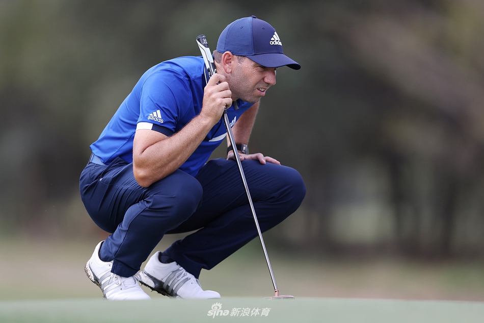 赛事观众在球场边驻足观赛,阳光洒在看台上,标志着高尔夫赛事在特殊时期逐渐回归正常氛围。