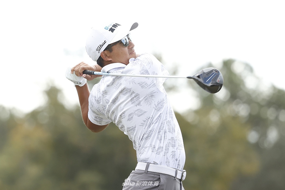 黄昏时分球场景色，预示着首轮结束与次轮新一轮竞争的即将到来