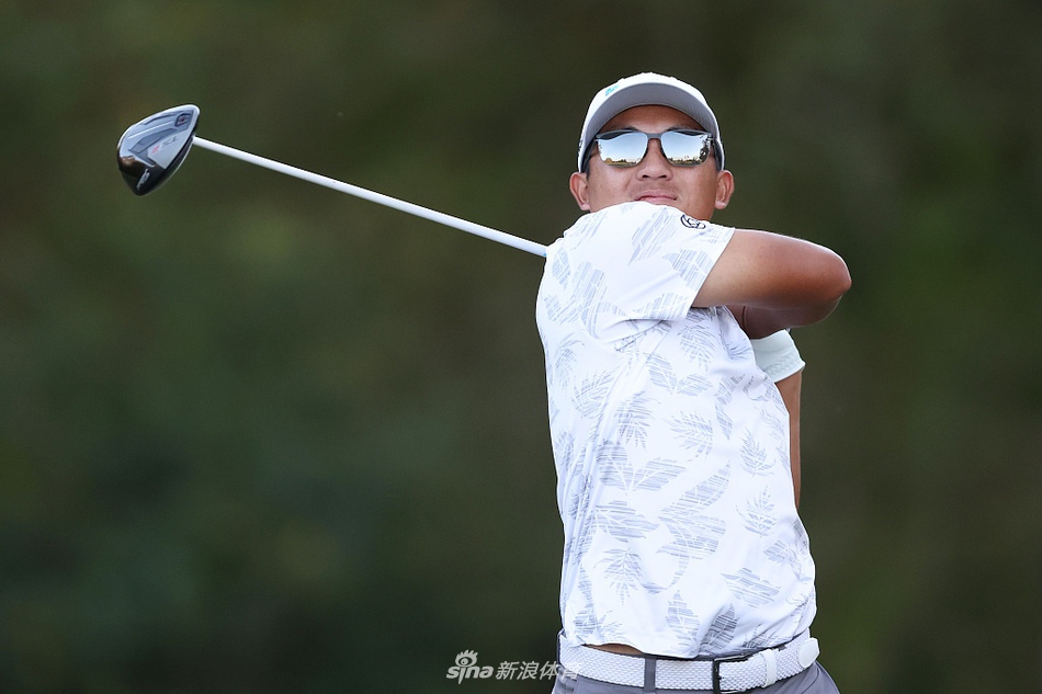 纪念公园球场宽阔的球道与战略性沙坑，勾勒出比赛的恢弘背景