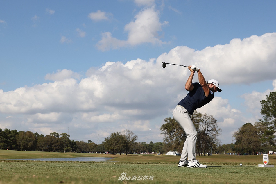 颁奖典礼上,奥尔蒂斯被冠军的香槟雨包围,尽情享受这辉煌的一刻