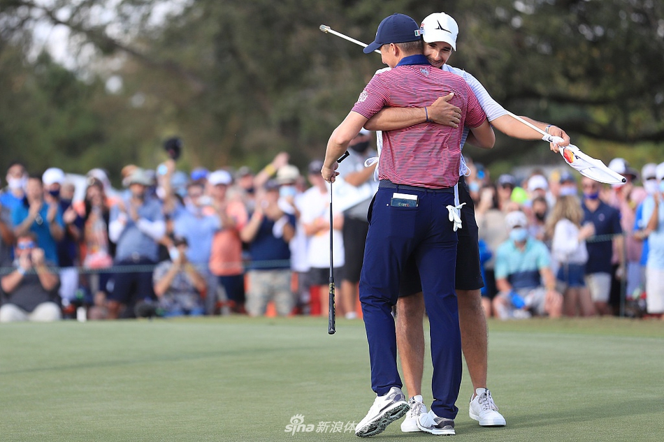 奥尔蒂斯与球童激动相拥，两人脸上写满了共同奋斗后收获成功的狂喜