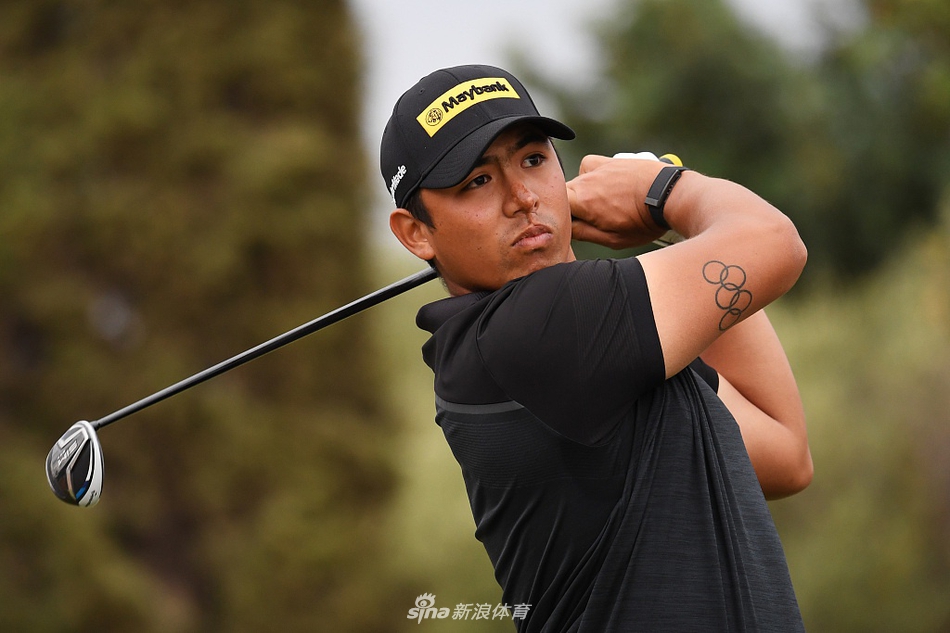 麦金泰尔以流畅而有力的动作完成一记开球，展现出其作为左撇子球员的独特挥杆魅力。