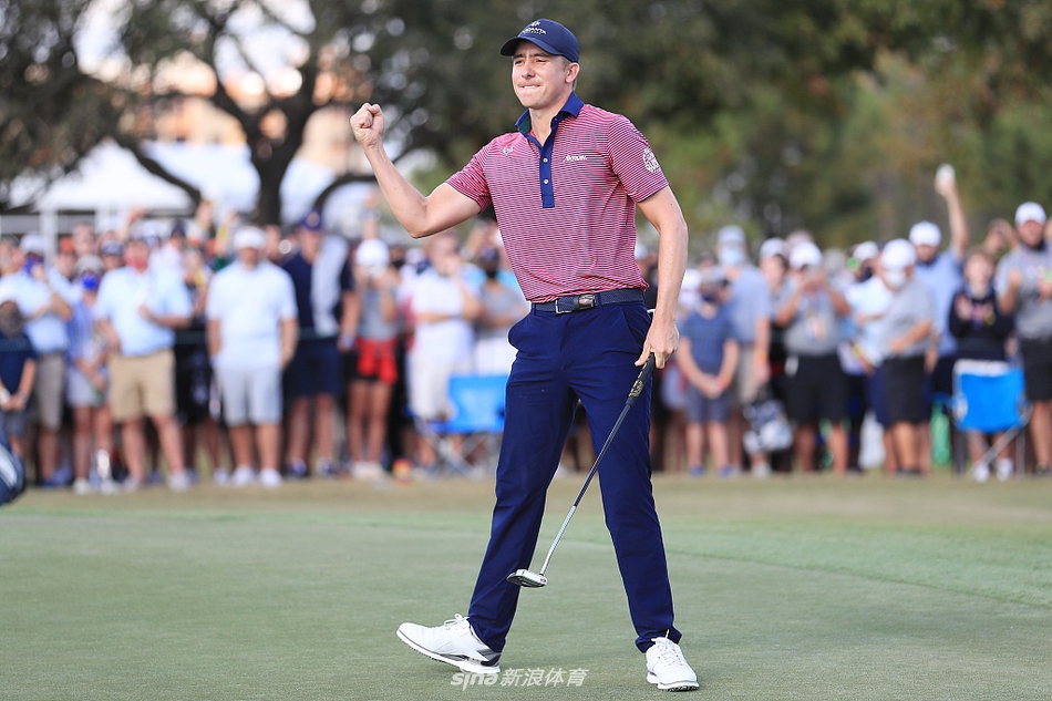 奥尔蒂斯独自凝望手中璀璨的冠军奖杯,眼神中充满了梦想成真的感慨