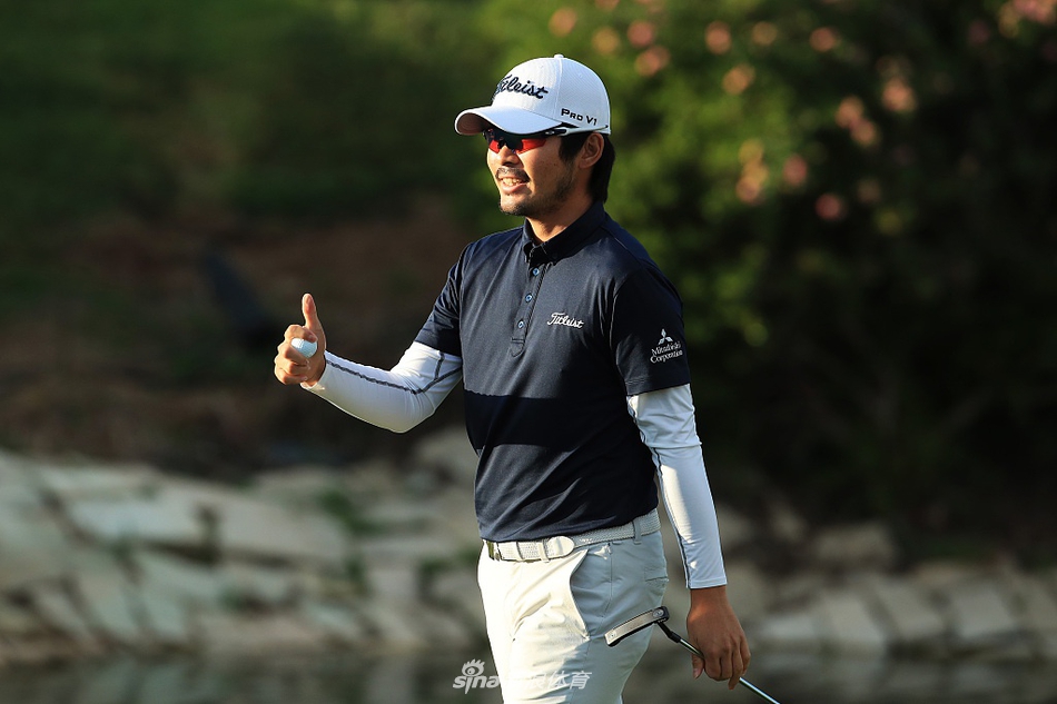 在阿芙罗狄蒂希尔斯度假村壮丽的背景下，麦金泰尔挥杆击球，身姿与地中海景色融为一体。