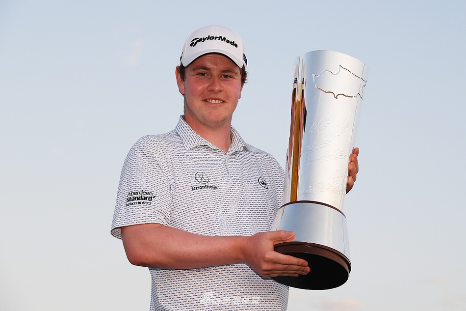 罗伯特·麦金泰尔在塞浦路斯精英赛决赛轮中，全神贯注地注视果岭推杆线路。