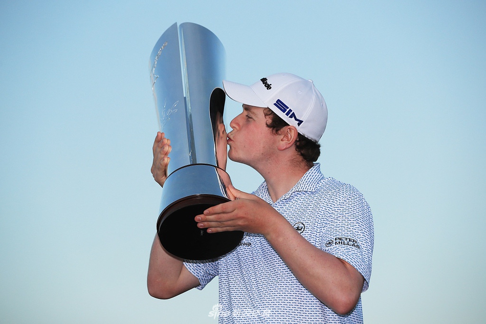 冠军推入洞后，麦金泰尔紧握双拳，面向天空发出激动呐喊，释放所有压力与情感。