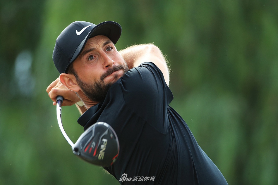 颁奖仪式上，麦金泰尔高举奖杯与现场嘉宾共同庆祝，脸上洋溢着无比灿烂和自豪的笑容。