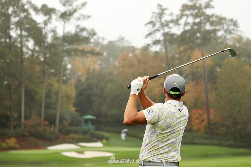 科普卡全神贯注于推杆练习，果岭波纹映照出他对胜利的执着