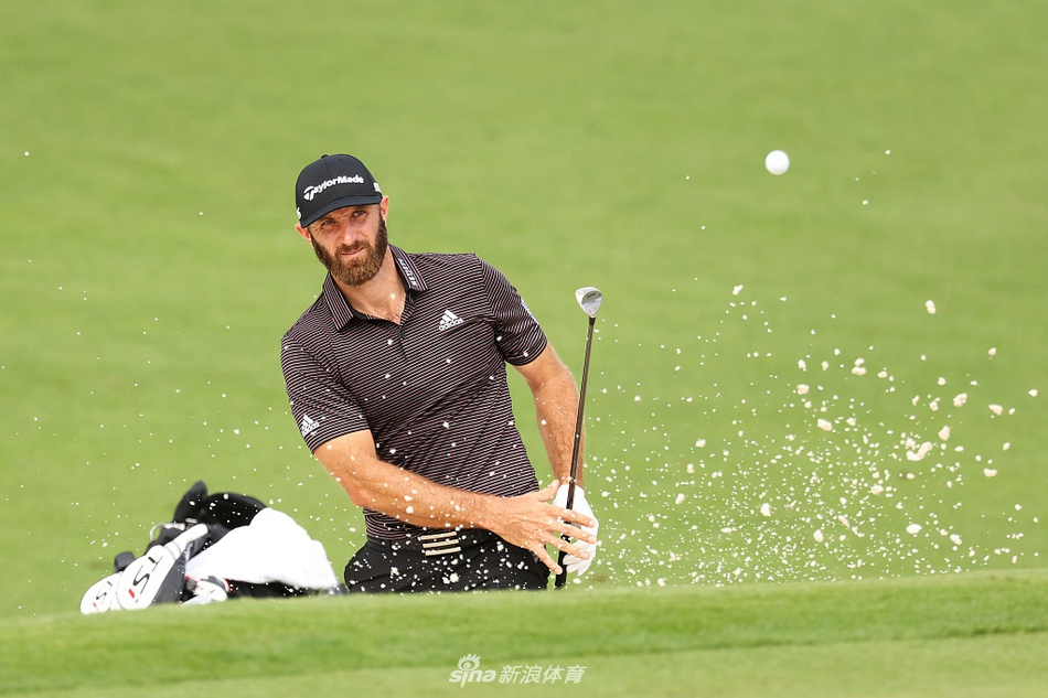 达斯汀·约翰逊与同组球员漫步于奥古斯塔松林间，阳光洒落肩头