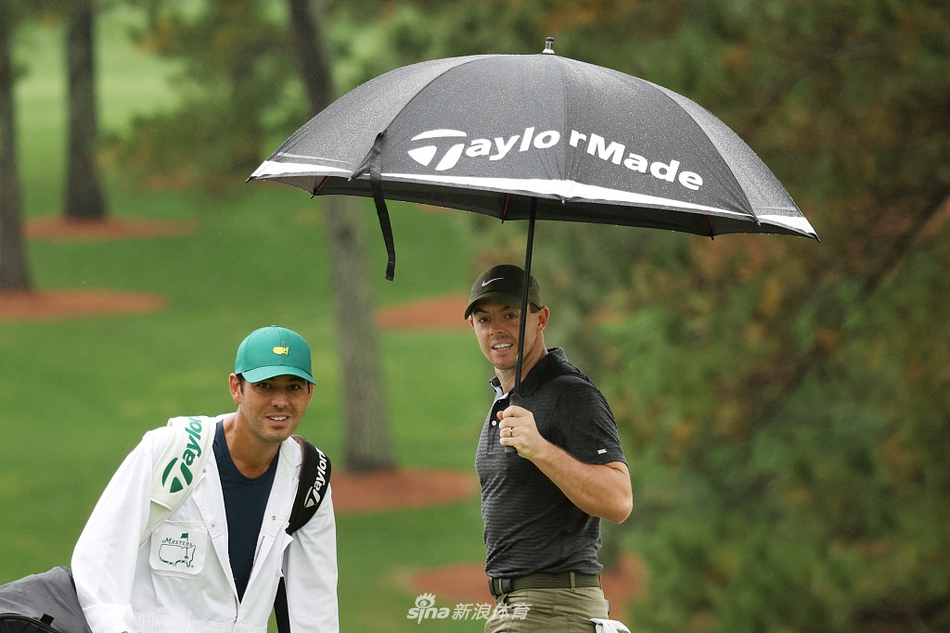 福勒标志性的橙色上衣在绿茵中格外醒目，挥杆弧线流畅而完美