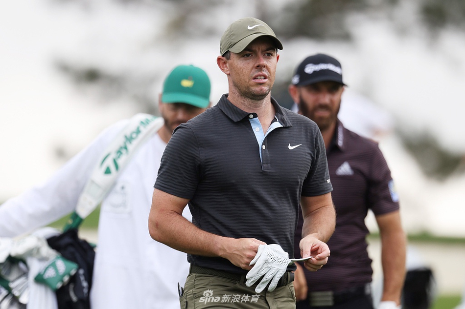 罗里·麦克罗伊凝神注视小白球飞行轨迹，目光如炬追寻大师赛梦想