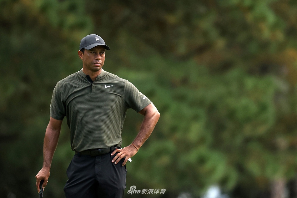 伍兹与球童在比赛中密切交流，手指远方共同商讨进攻策略，凸显团队协作的重要性