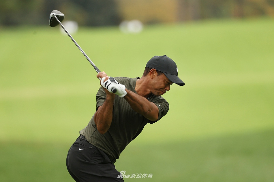 伍兹在沙坑中处理困难球位，沉着冷静，沙坑杆划起一片细沙，展现教科书般的救球技巧