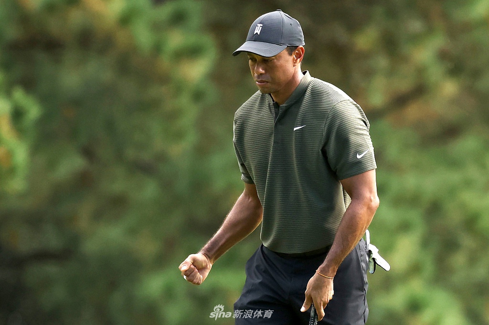 伍兹在球道上优雅流畅地挥动铁杆，身体扭转充满力量，小球划破秋日天空飞向果岭