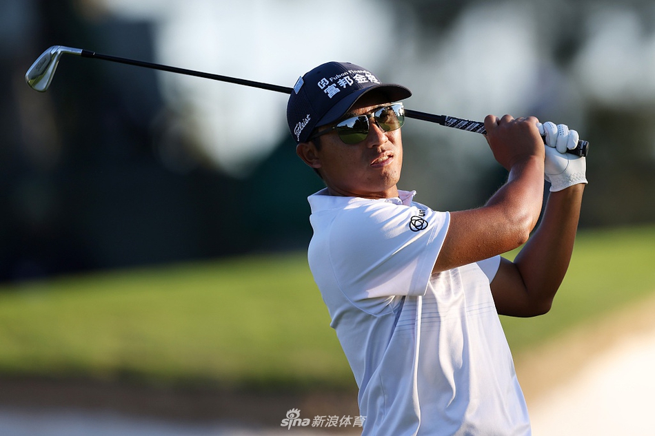 林钰鑫在发球台全神贯注地挥杆，年轻的面庞写满专注与决心