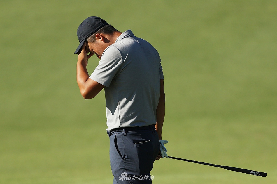 秋日阳光洒在奥古斯塔宽阔的球道上，球员与观众的身影构成和谐画卷