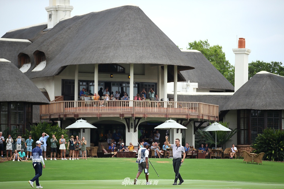 伯泽伊登霍特激情庆祝胜利，双臂挥向天空，身后是欢呼的观众