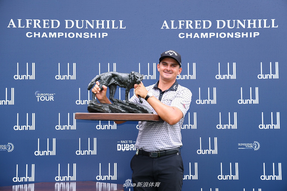 年轻的杰登-沙佩尔全神贯注地推击，稚嫩脸庞上写满了对胜利的渴望