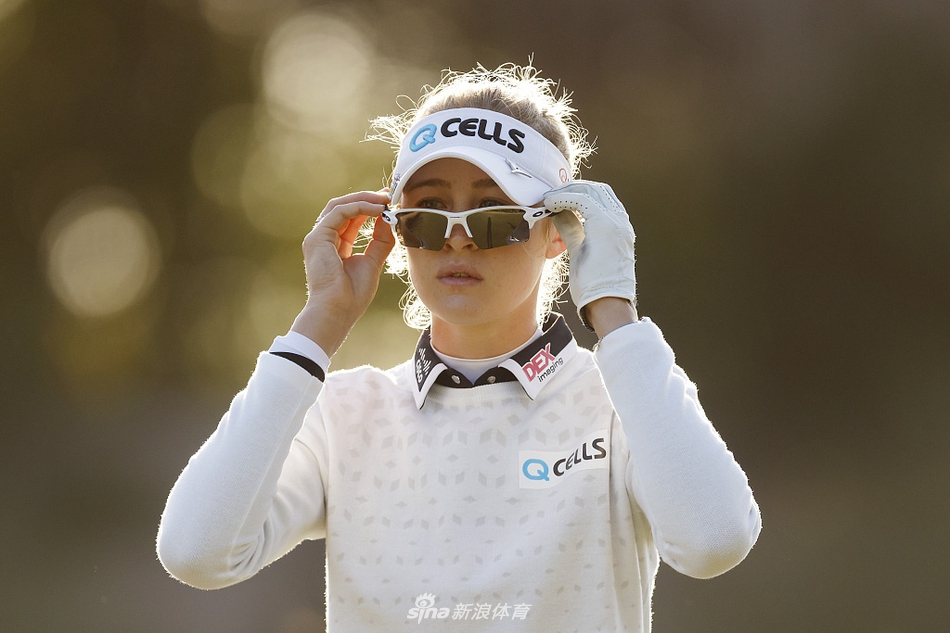 高真荣站在第十八洞果岭上，在观众注视中沉稳地推击，完成夺冠的最后一杆