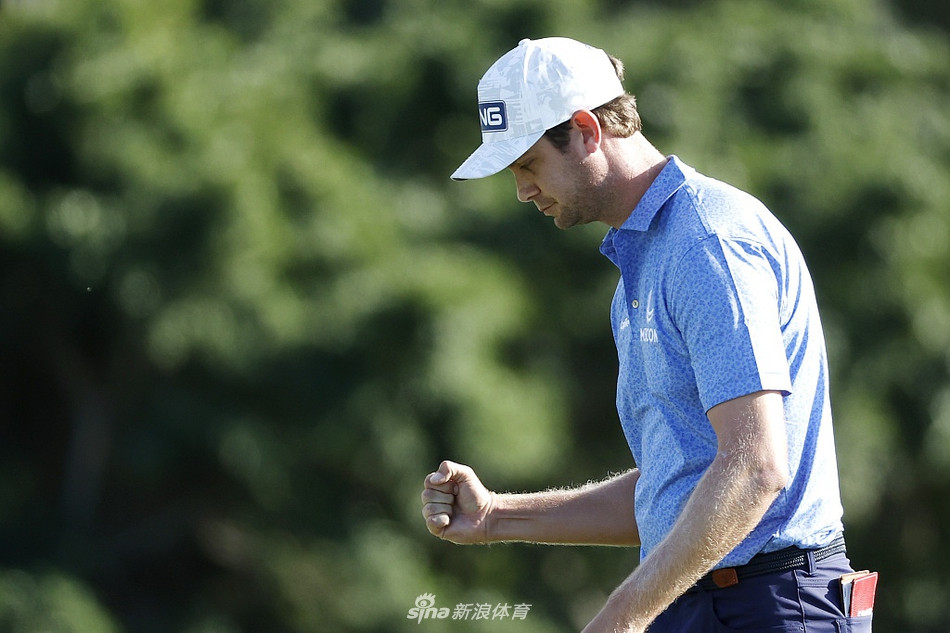 华金·涅曼在延长赛中凝神准备击球，年轻的脸上写满专注与决绝，夏威夷的风吹动了他的衣角。