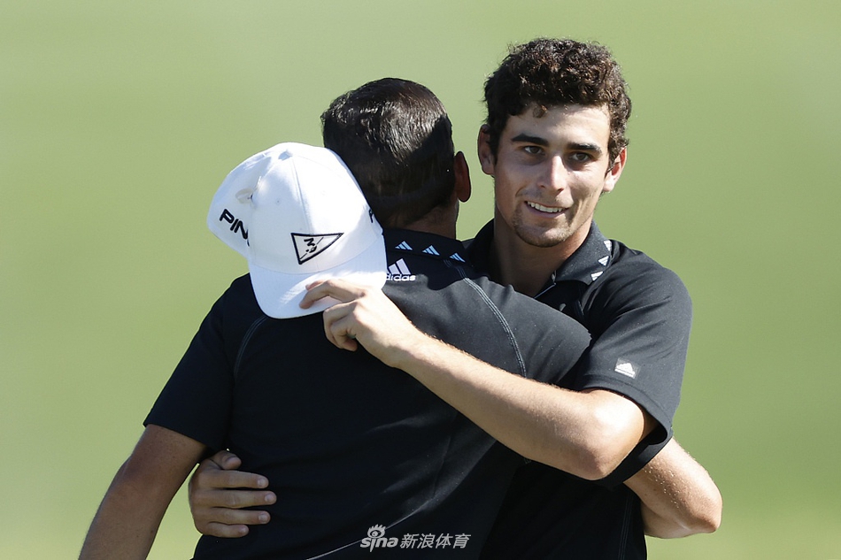 贾斯汀·托马斯在球道上优雅地抽出铁杆，身形舒展，动作流畅，尽显顶尖球手的风范。