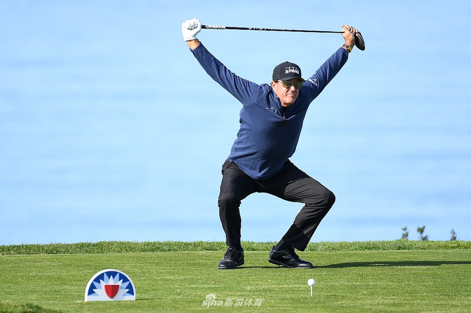 贾斯汀·罗斯推杆进洞后握拳庆祝，背景中记分牌显示其低于标准杆10杆的辉煌成绩。