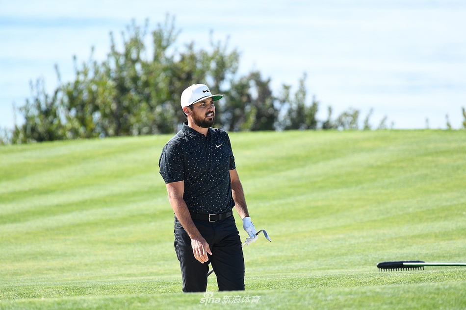 电视转播镜头全景捕捉托里松林球场，展示其依山傍海、绿意盎然的壮阔全貌。