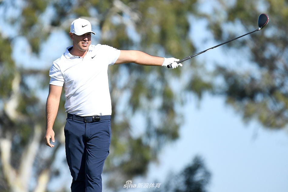 球手在托里松林标志性悬崖边的球洞开球，高尔夫球飞越湛蓝太平洋的惊险瞬间。