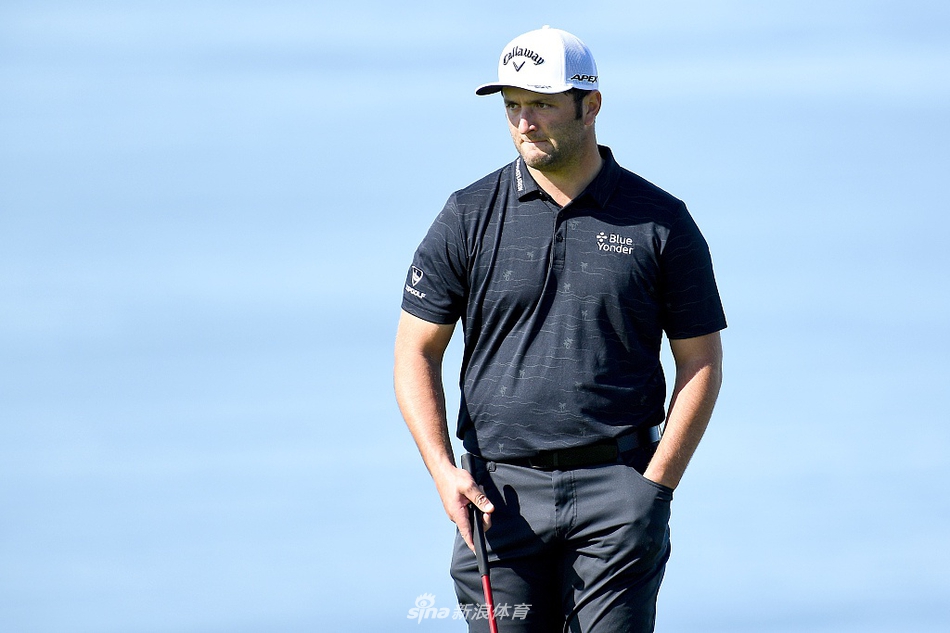 球迷们聚集在托里松林经典的木质标志牌下，享受加州的阳光与高尔夫盛宴，赛场气氛热烈。