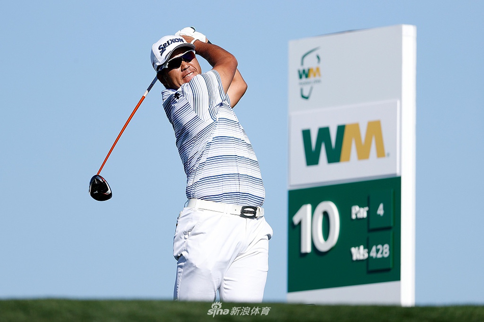 松山英树在果岭边细致观察球路，展现了其标志性的严谨与精准风格。